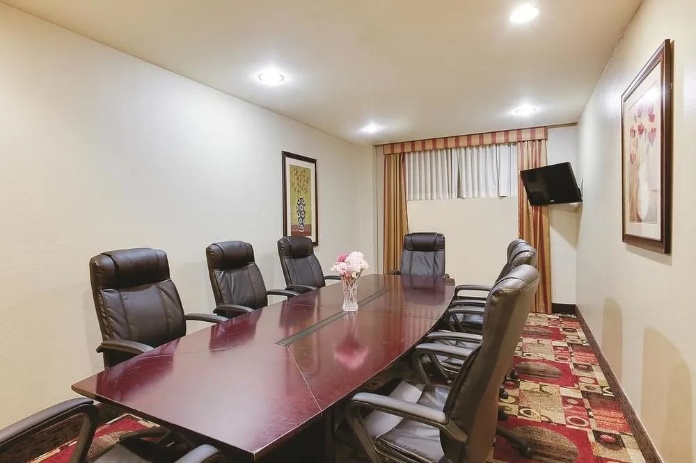 La Quinta Inn & Suites JFK Airport