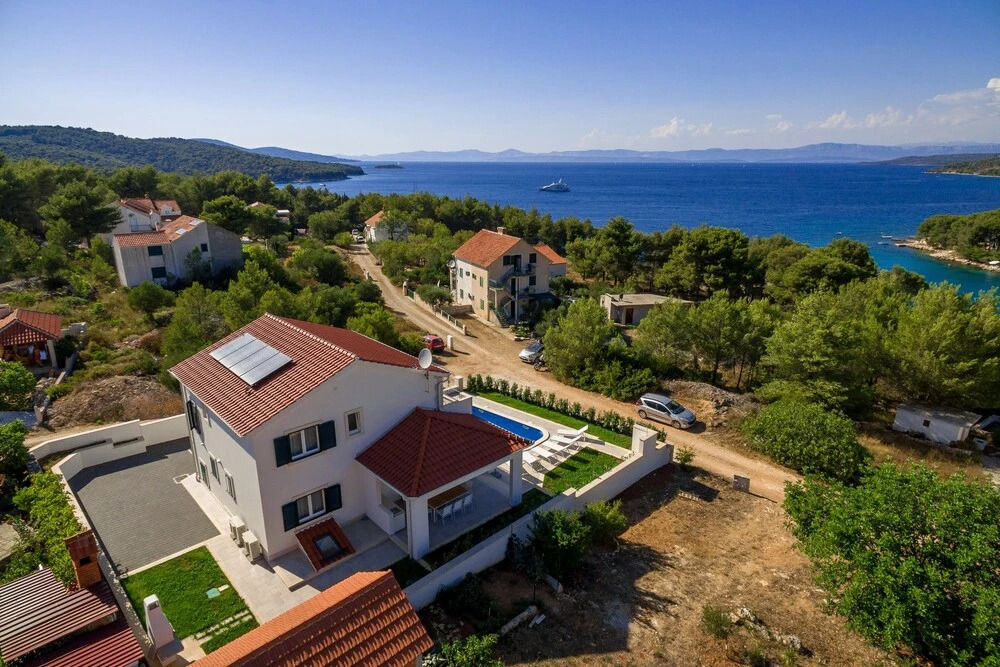 Villa Makarac - Heated Pool, Beach 140m & Kids Playground I Brač