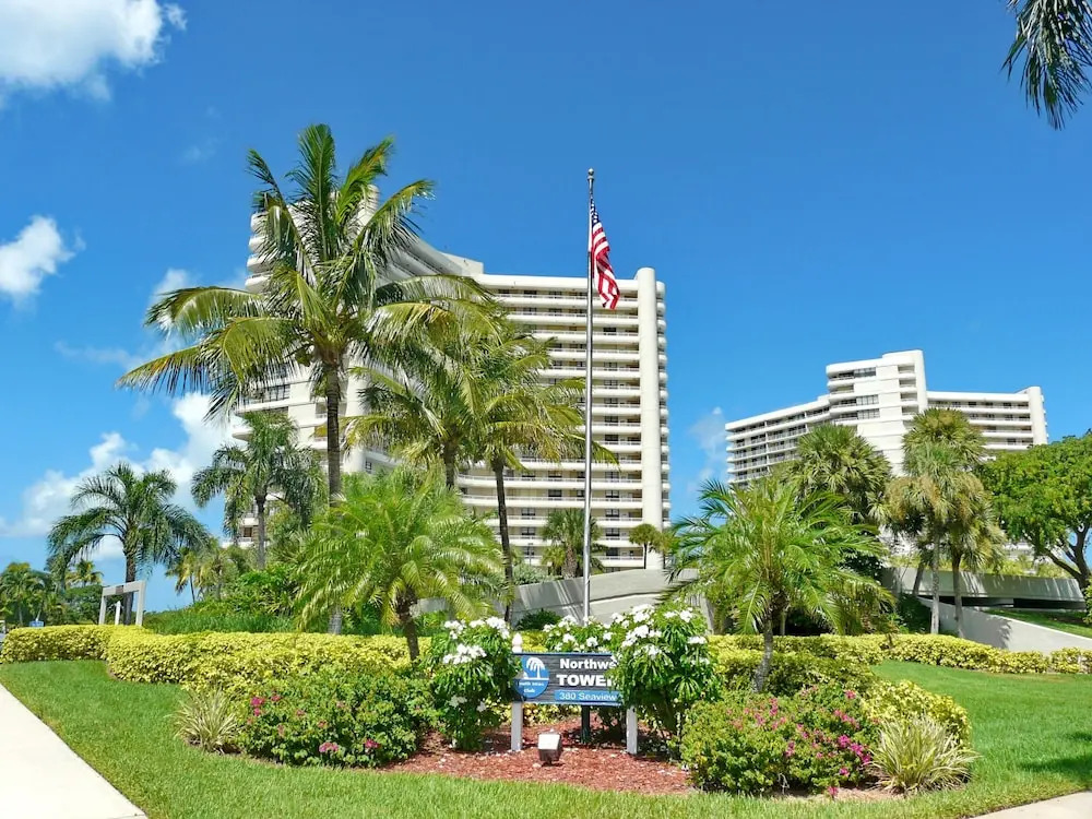 Stylish Beachfront Condo With Pool and Ocean Views