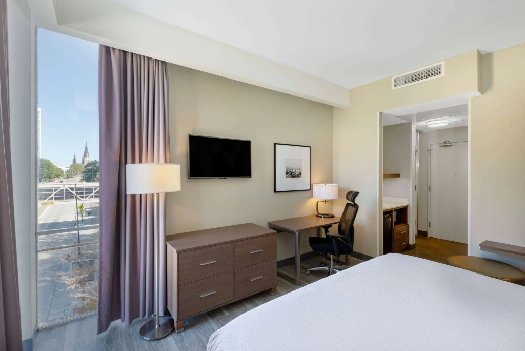 La Quinta Inn & Suites by Wyndham Tulsa Downtown - Route 66