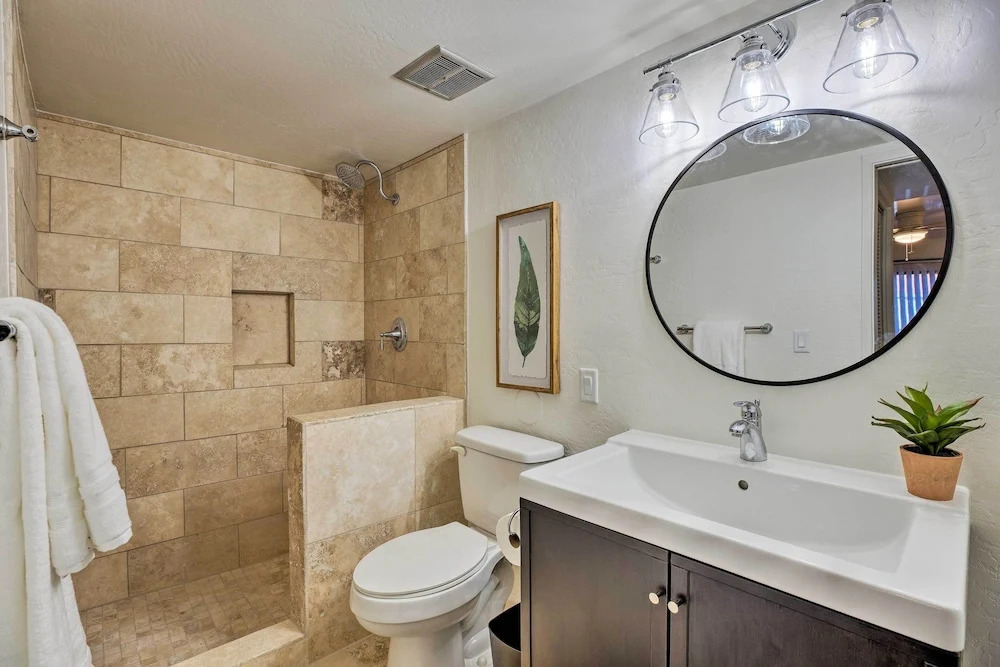 4 Mi to Asu: Lake-view Condo w/ Patio, Pool Access
