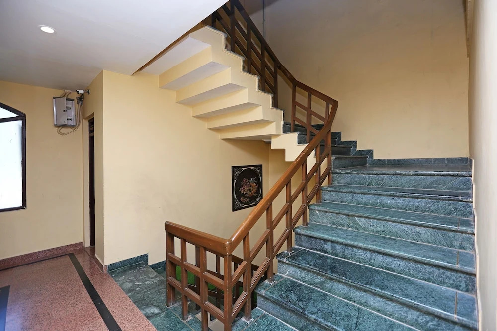 OYO 8600 Hotel Deepali Executive