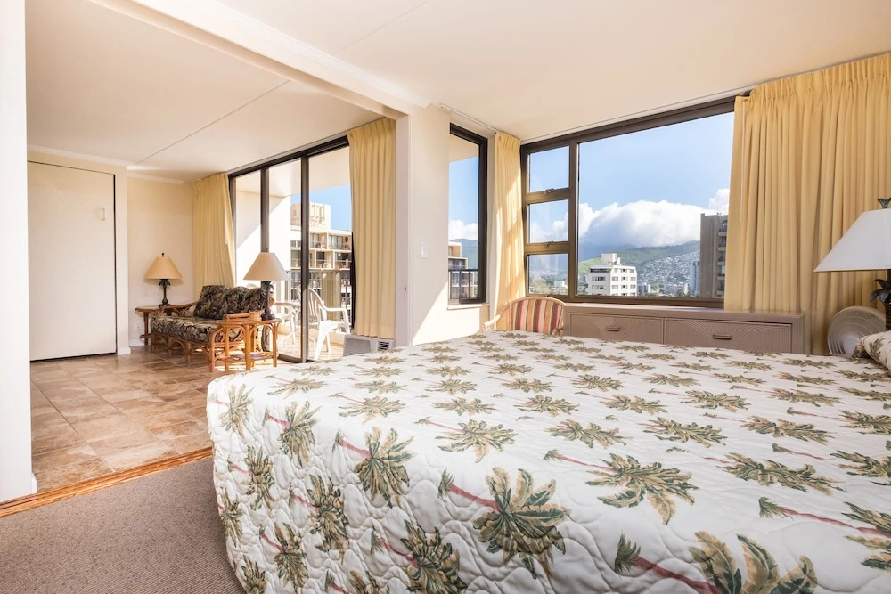 Waikiki Banyan Tower 2 by VRI Americas