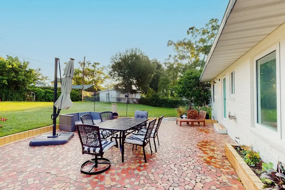 Steps to Lake Hollingsworth! Dog-friendly Retreat