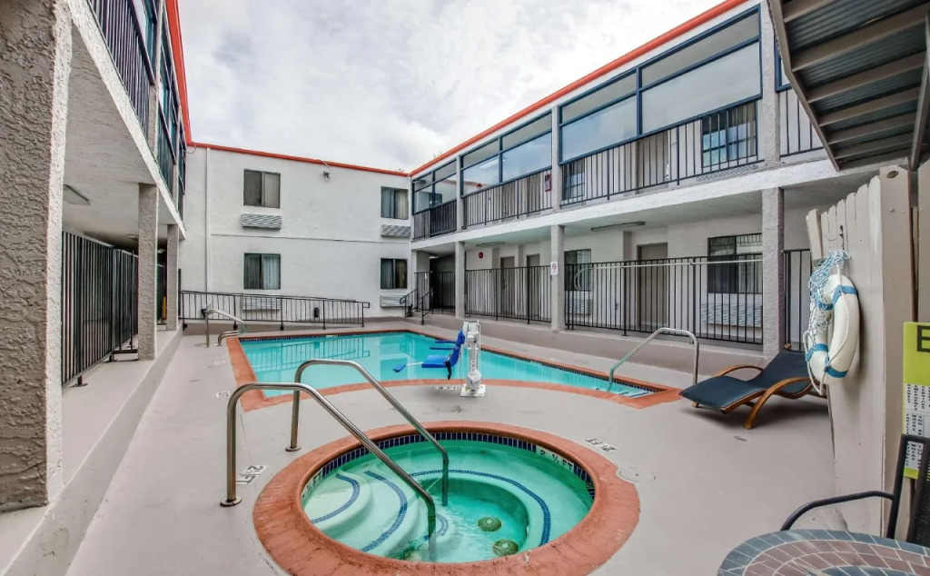 Howard Johnson Inn & Suites Reseda