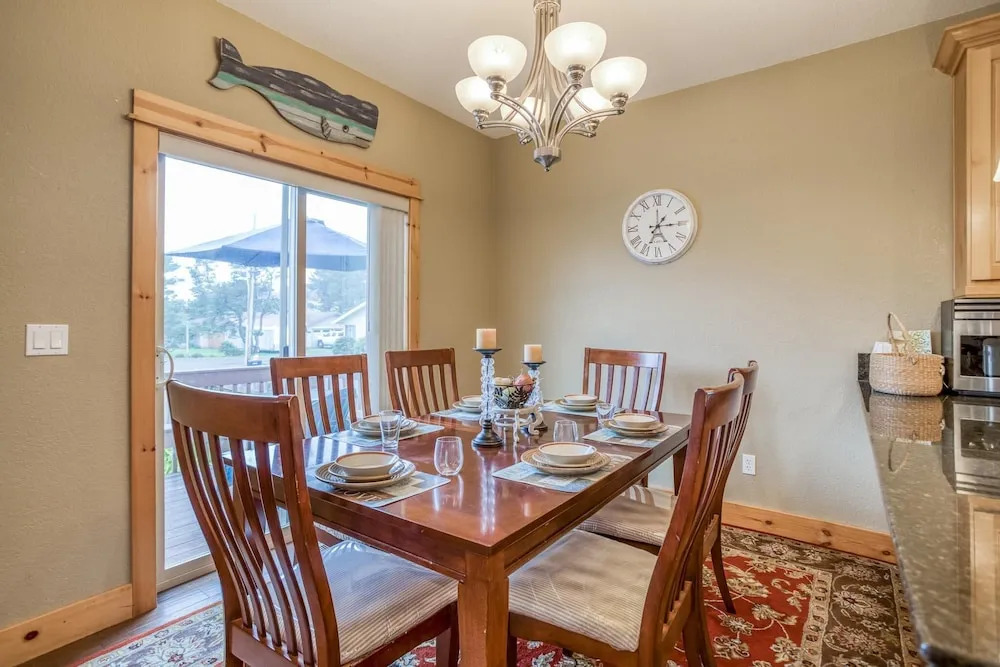 Gorgeous Kitchen and Fenced Backyard - Stunning Coastal Haven