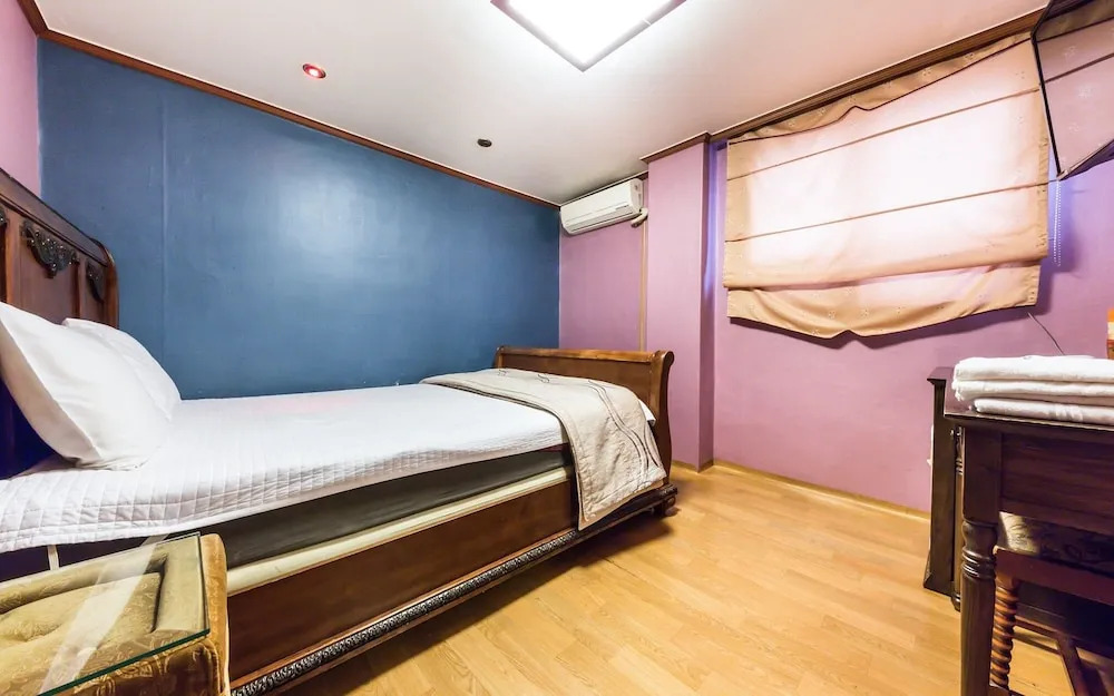 Yeongdeungpo Market Max Motel