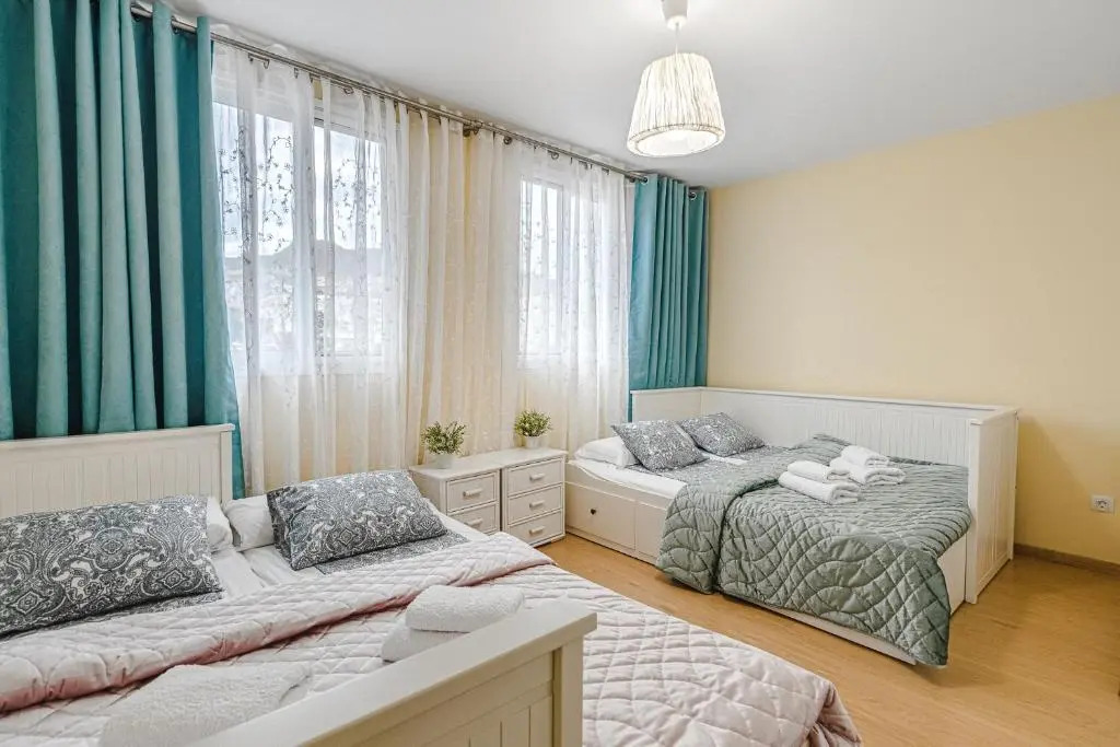 YELLOW 3 bedroom large apartment for 10 guests