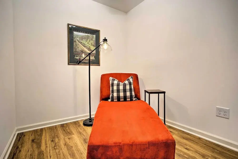 Walk to Main Street Eats: Remodeled Saluda Apt