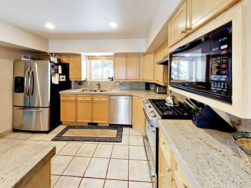 Large Near Shuttle To Slopes & Sundance 5 Bedroom Home