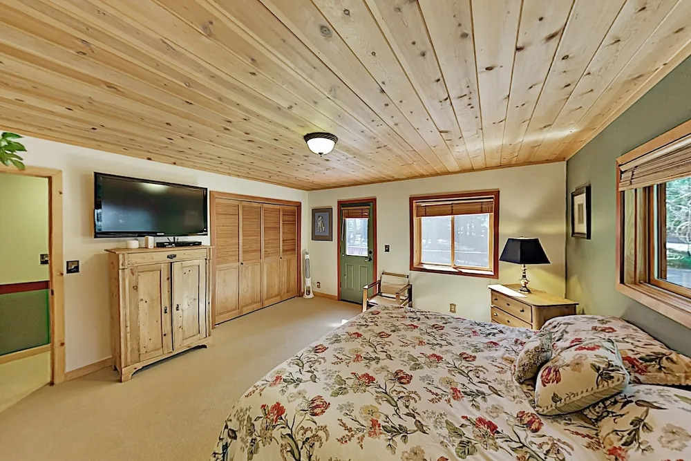 Roomy Forest-view W/ Private 2-car Garage 4 Bedroom Home