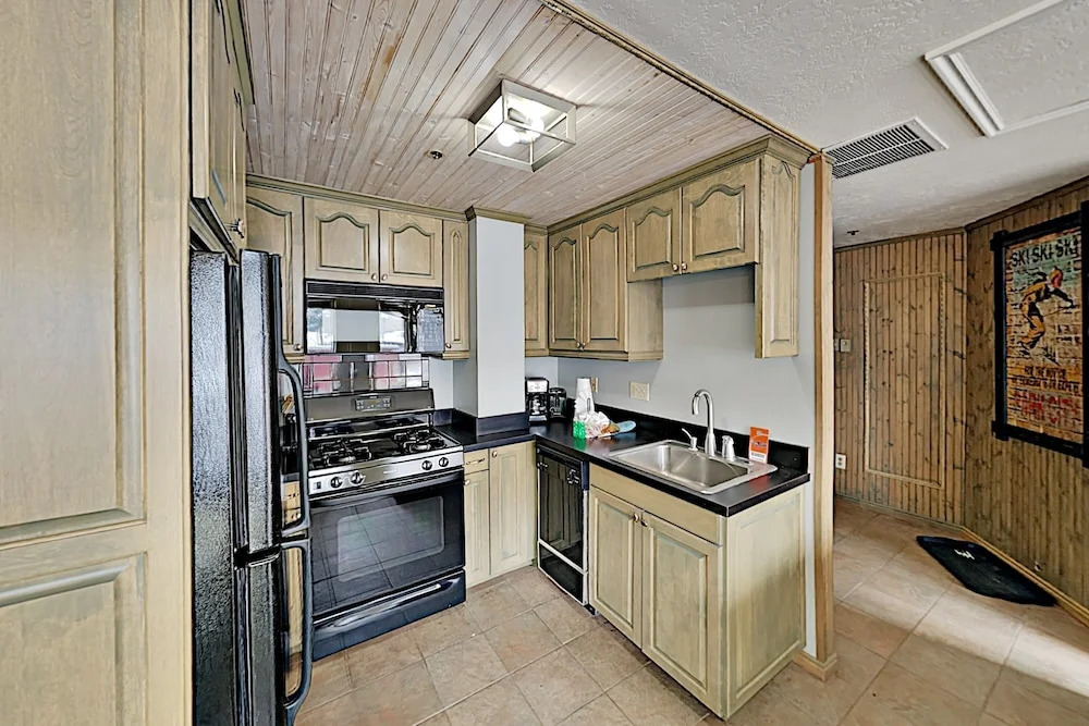 Downtown W/ Views - Walk To Lifts! 1 Bedroom Condo