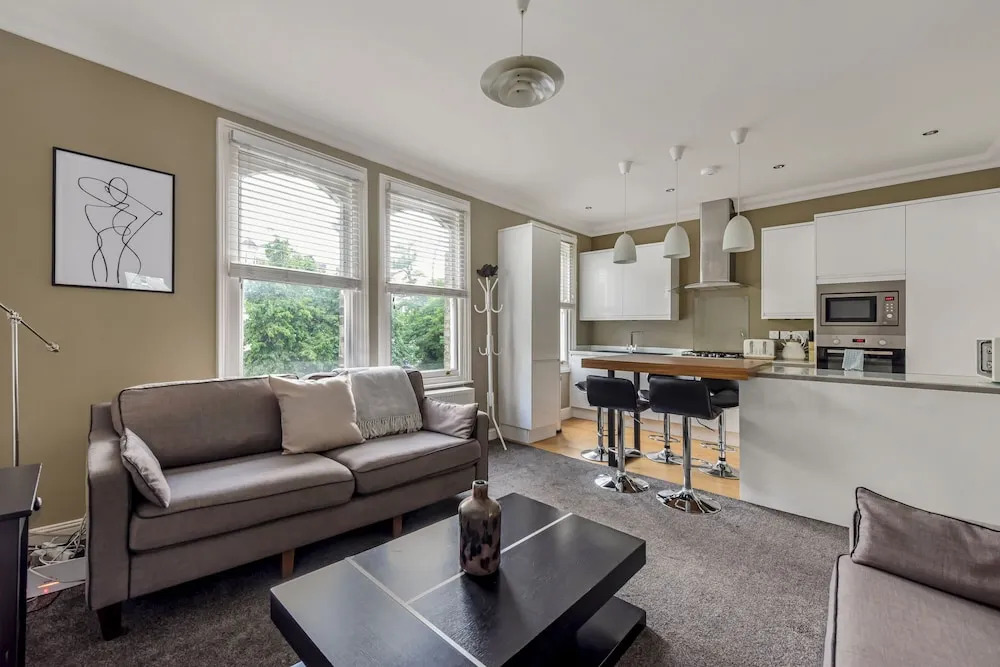 Spacious 2 Bed Flat Near High Street Kensington