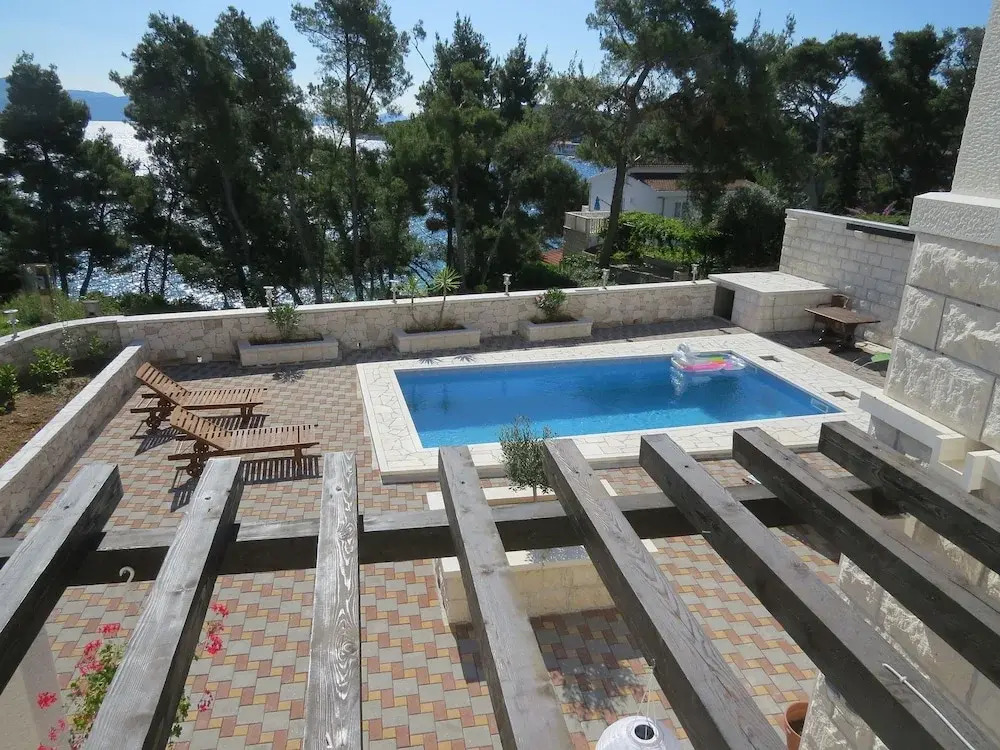 Sandra - With Swimming Pool - H