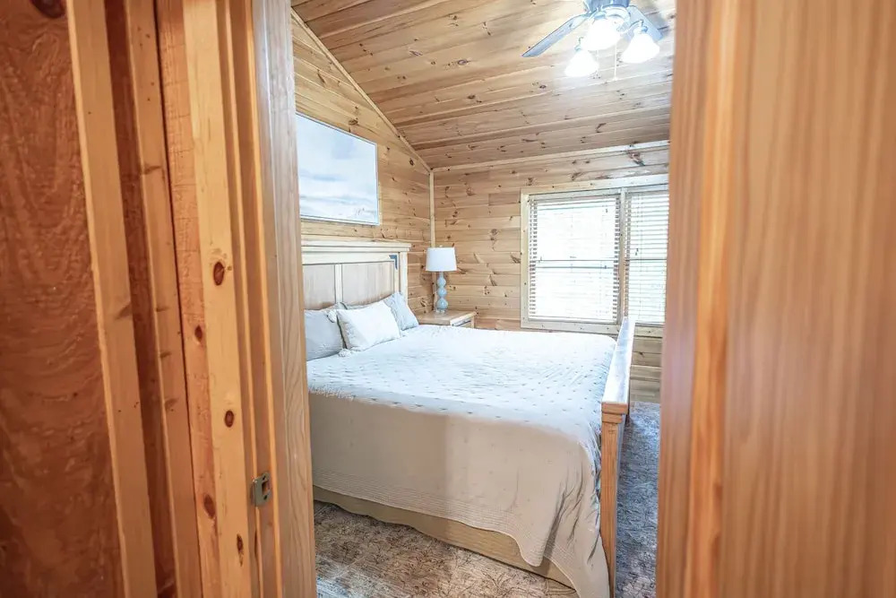 Majestic Springs Lodge 3 Bedroom Cabin by RedAwning