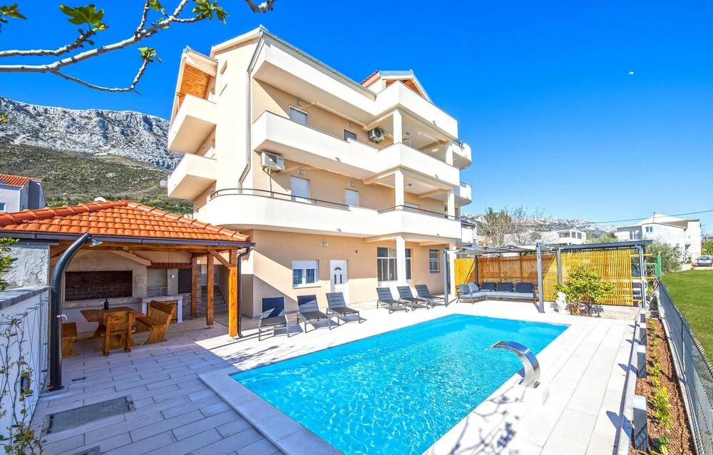 Beautiful Apartment in Kastel Gomilica With Outdoor Swimming Pool, Wifi and 2 Bedrooms