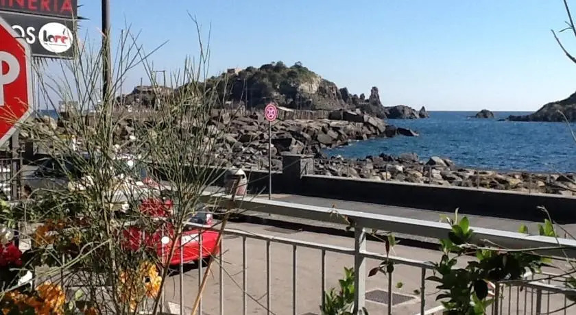 Acitrezza sul mare