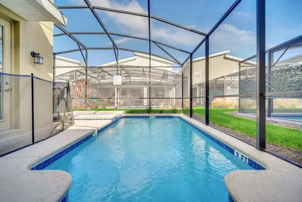 2758bd · Dazzling 5BR Villa in Storey Lake With Pool & Spa