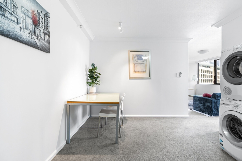 Bright Inner-city Stay Near Roma Street