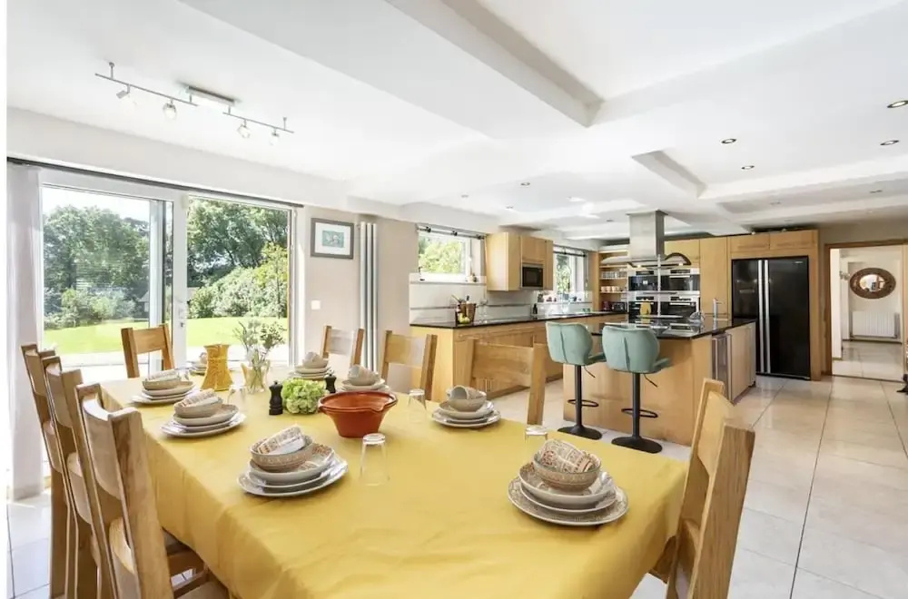 Sleeps10/18-parking-garden-pool-hottub-balcony