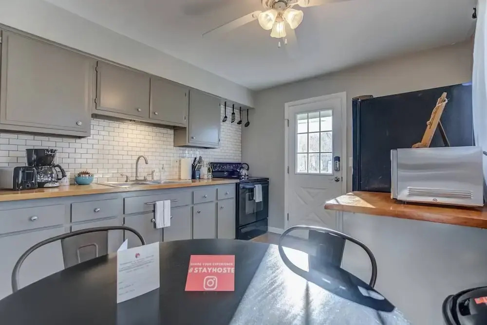 2BR Aptmt Parks Private Deck, Mountain Views!