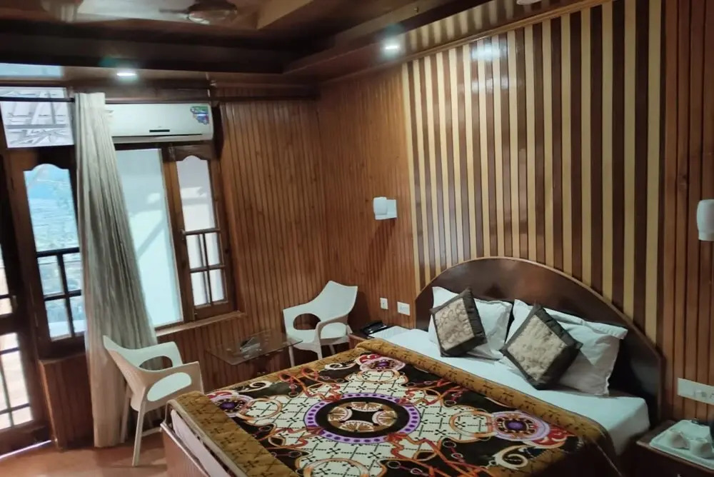 Hotel Raj Golden & Restaurant