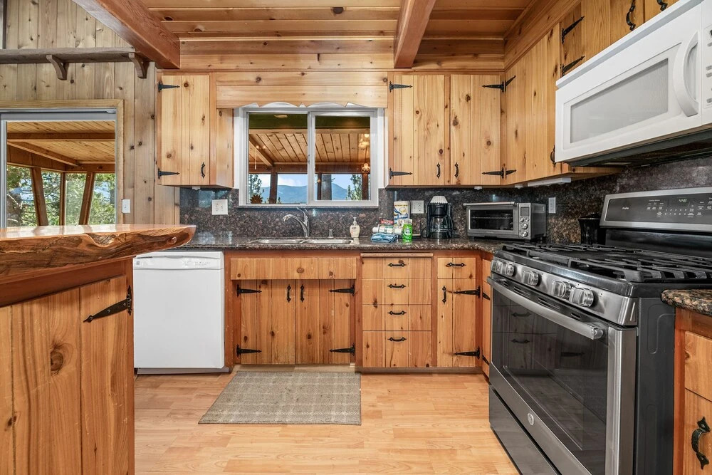 D And V Retreat - Modern Aesthetics Meet Mountain Charm In This Gorgeous Cabin! Game Room! 2 Bedroom Home