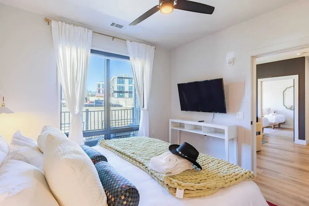 Sleeps 24 4 Modern Midtown Apartments w/ Gym + Pool Walkable to Shops & Eats
