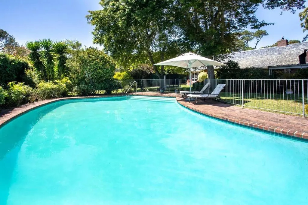 Beautiful 2 bed cottage along Constantia Wine route with pool