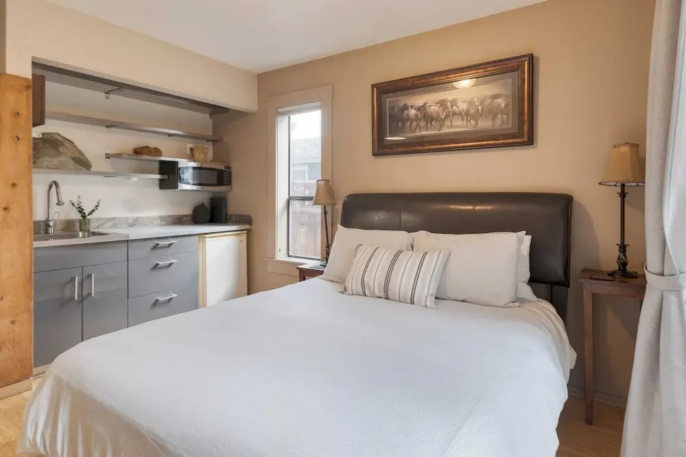 Riverfront Bend by Avantstay Private Dock, Large Yard w/ Views, Hot Tub