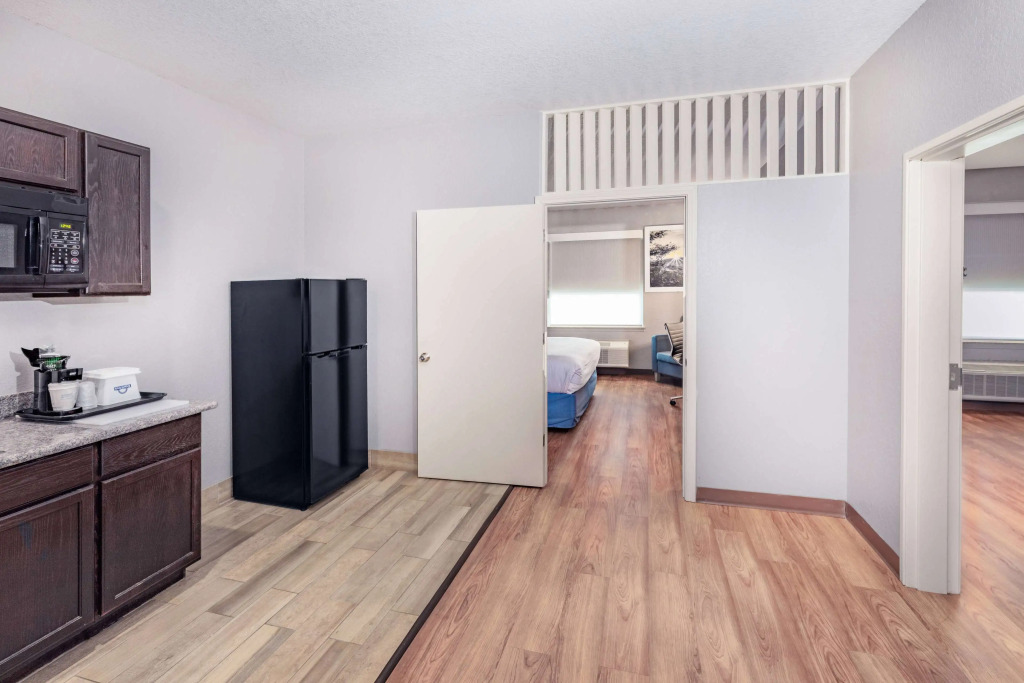 Days Inn & Suites by Wyndham San Antonio near Frost Bank Center