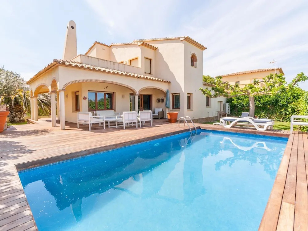 Detached Villa With Privated Pool Situated at the Seafront in Sant Pere Pescador