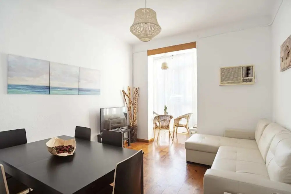 Spacious 4 Bed Apt Close to Sagrada Familia Temple