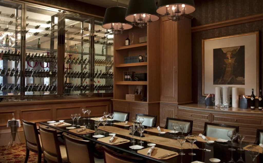The Ritz-Carlton Jakarta, Mega Kuningan