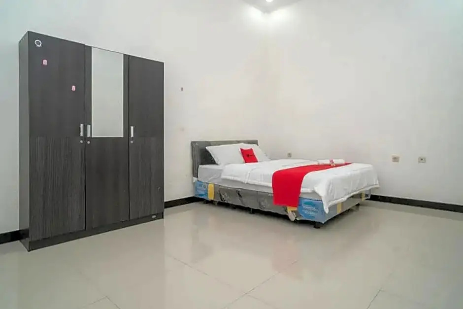 RedDoorz Syariah Near Syamsudin Noor Airport 4