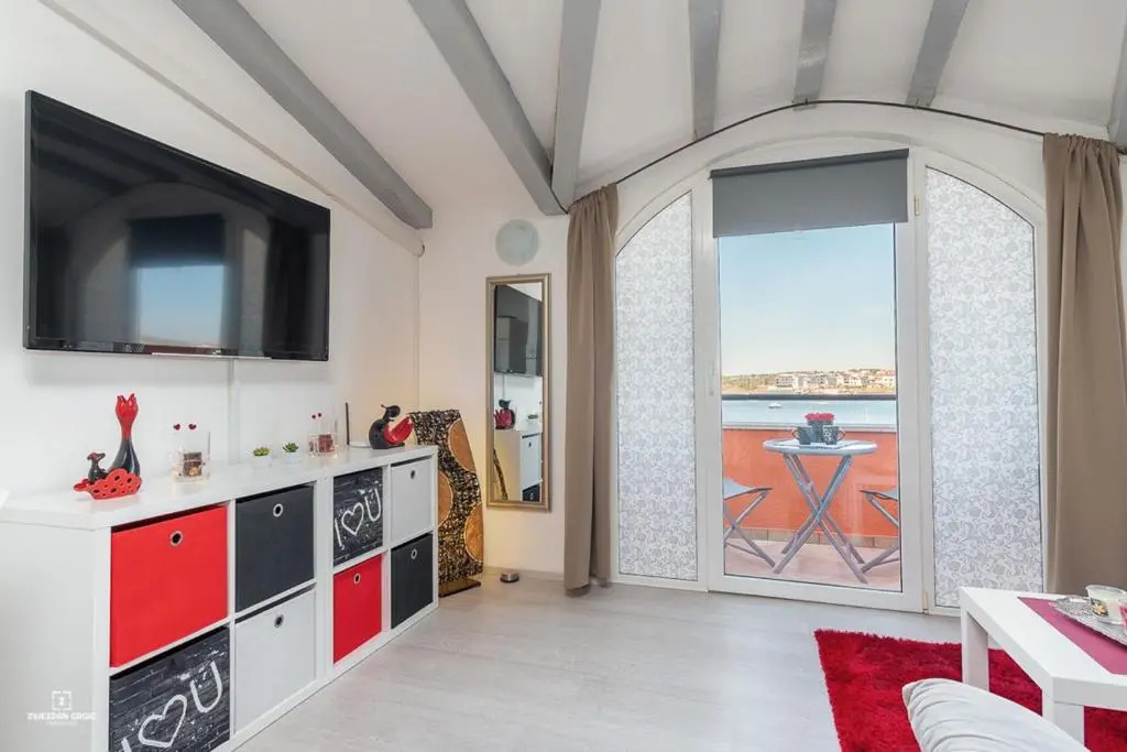 Sunset Apartment with a private yard at Medulin Riviera