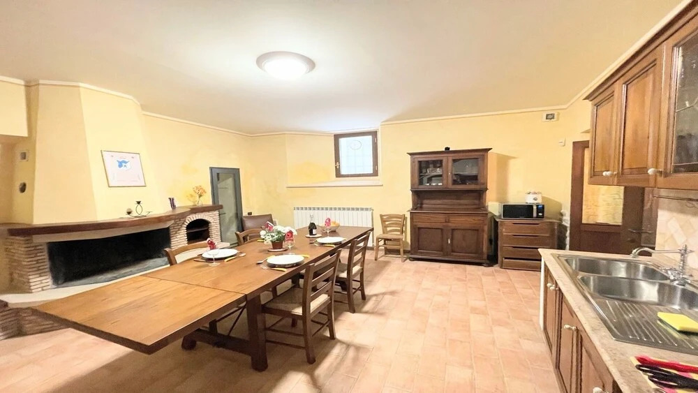 Traditional Town House Central Spoleto - car is Unnecessary - Wifi - Sleeps 10