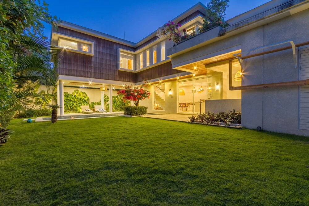 Villa Nestor - New Contemporary 3bd villa next to the Beach