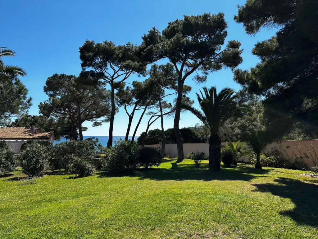 Villa Norsi immersed in an oasis of peace and tranquillity with direct access to the beach.-Villetta Norsi