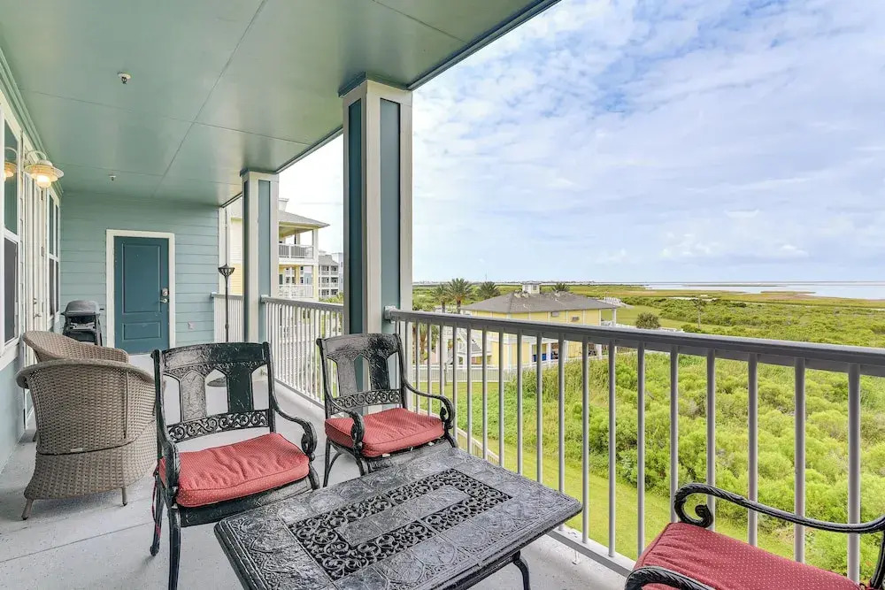 Walk to Beach: Condo w/ Bay View in Galveston