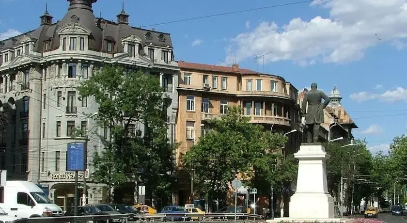 Petit Paris Hostel