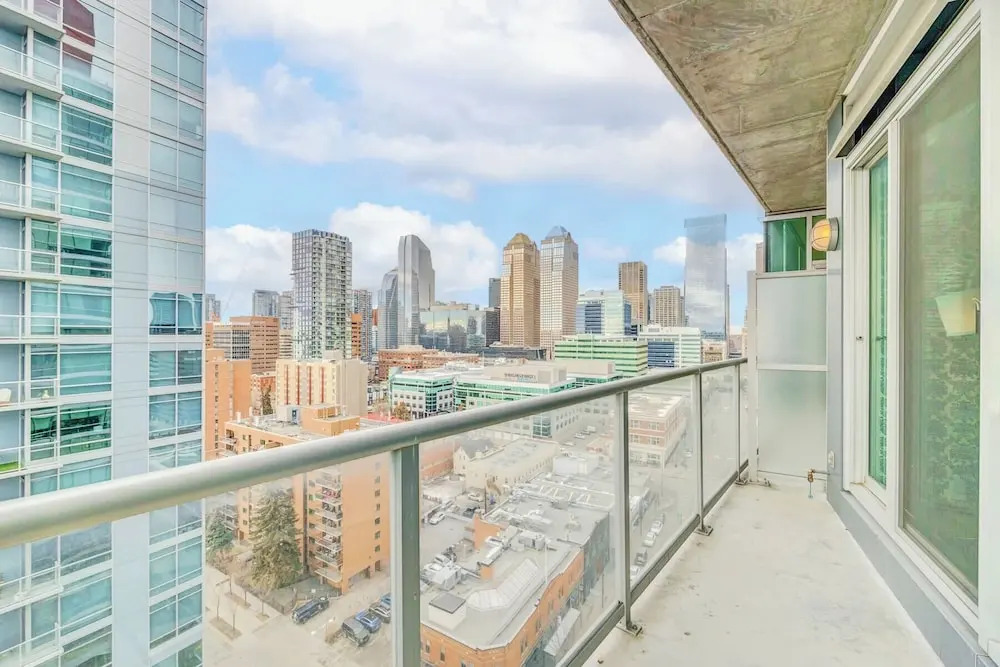 Stylish 2BR Condo Near Stampede Urban Retreat
