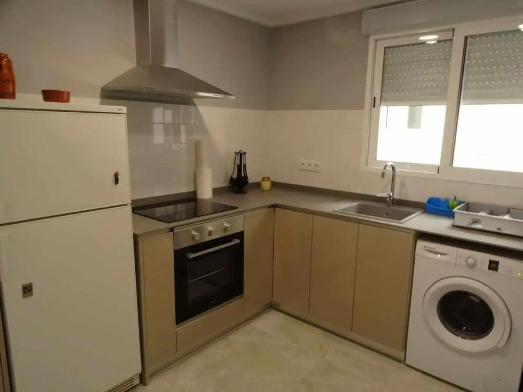 APARTAMENTOS EL SOL-Apartamento reformado a 20 metros del mar.