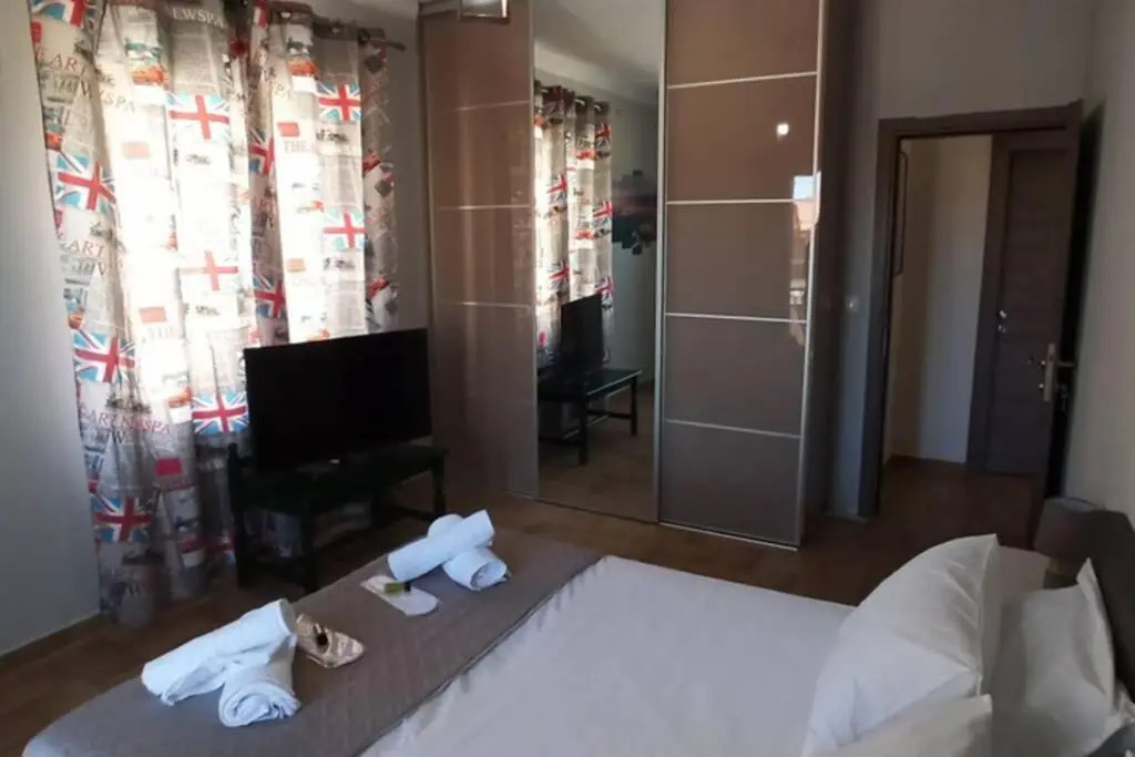 Modern central Αpt 500m from the beach.