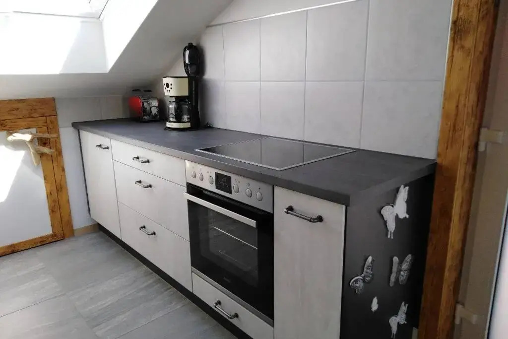 Komplette Dachwohnung mit Balkon und Bergblick