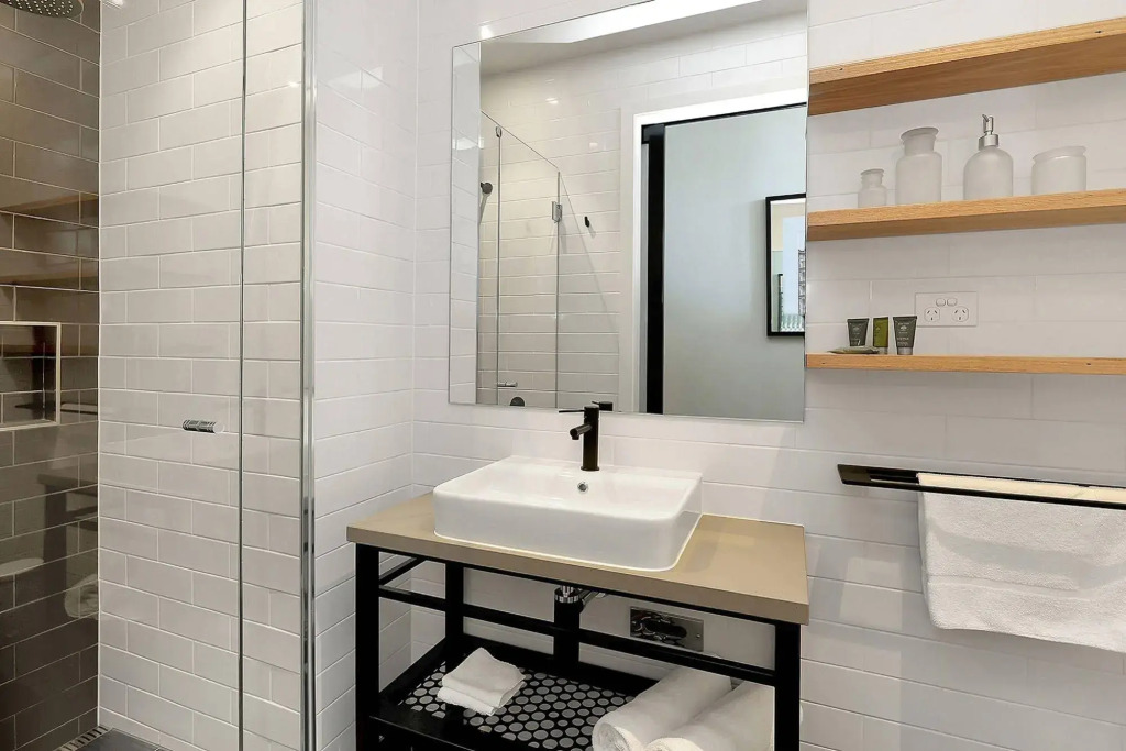 THE DEVLIN APARTMENTS 1 Bedroom Apartment near GMHBA stadium in Geelong - LG03