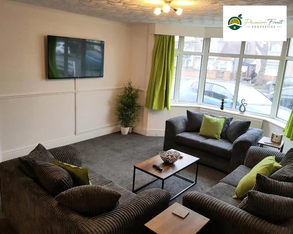 Classy 3-Bedroom MAC House with Garden - Pool Table - Netflix