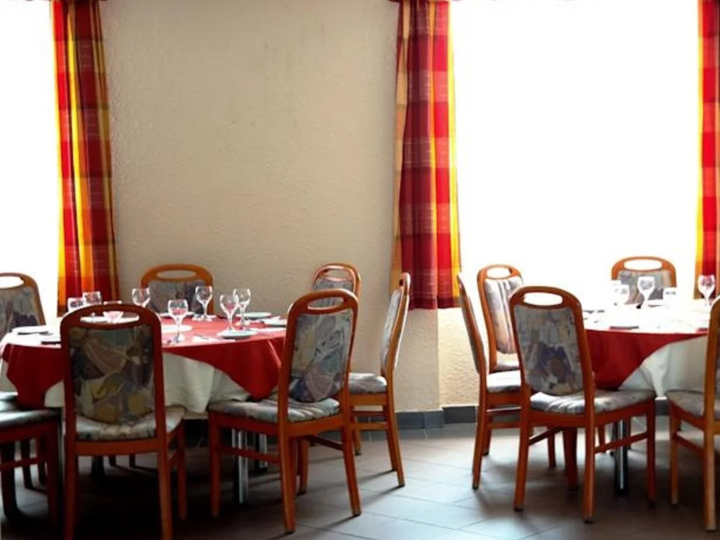FREE PARKING, FREE BREAKFAST, only 15 minutes to City Center