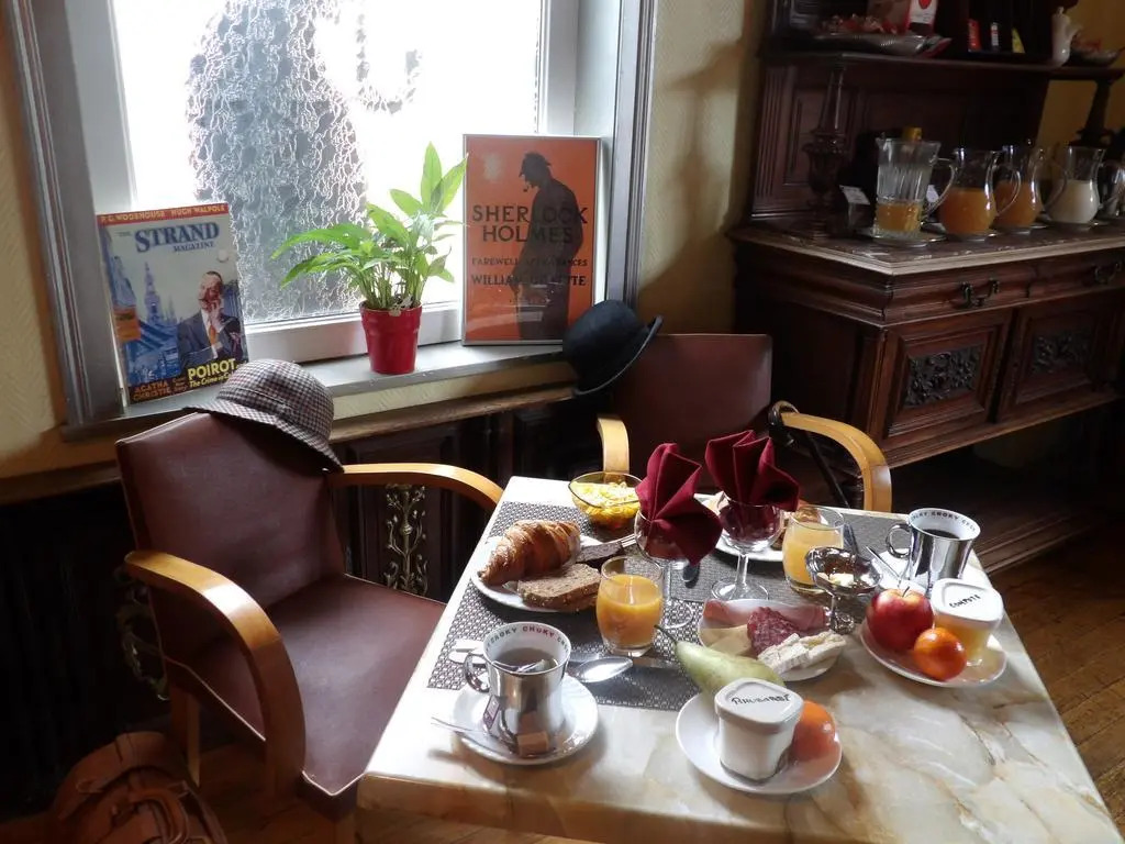 Detective Hotel