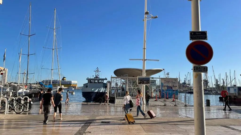 Vue sur rade appartement élégant vaste climatisé étage élevé ascenseur proche parking et toutes commodités au cœur du Toulon historique